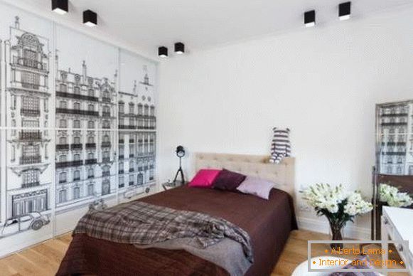 Hálószobai tervezés fekete-fehér mintával ellátott rekeszes szekrénnyel