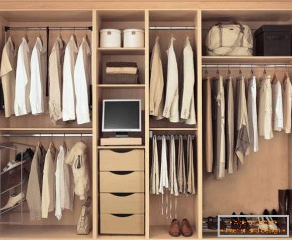 A ruhásszekrény belső töltése a hálószobában - фото с телевизором