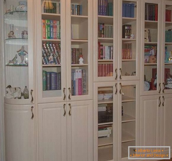 Az ötlet a könyvespolc egy fehér nappaliban
