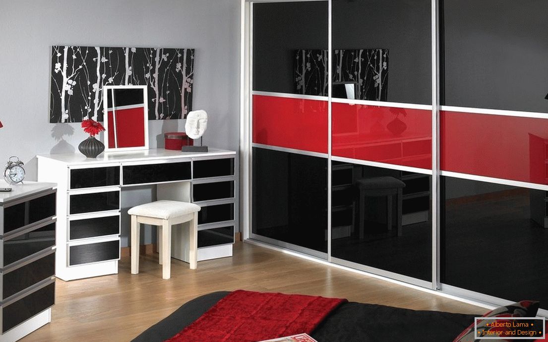 Fekete-piros ruhásszekrény a lakkról a hálószobában