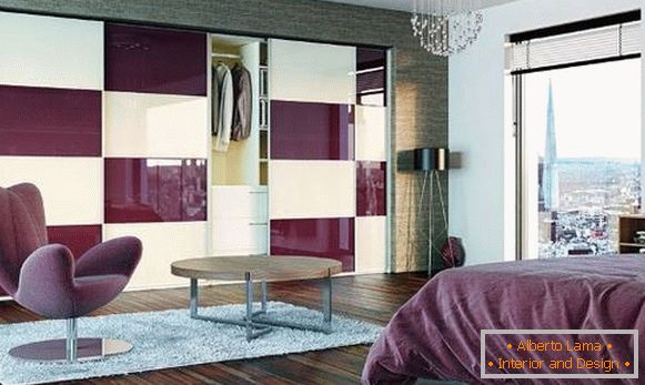 Hálószoba lila színben beépített szekrénnyel