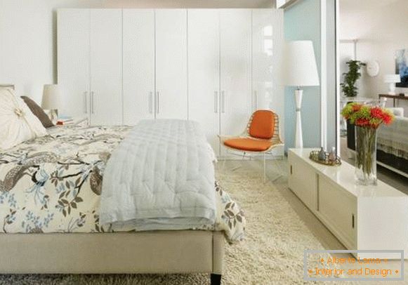 Modern szekrény a hálószobában fehér színben