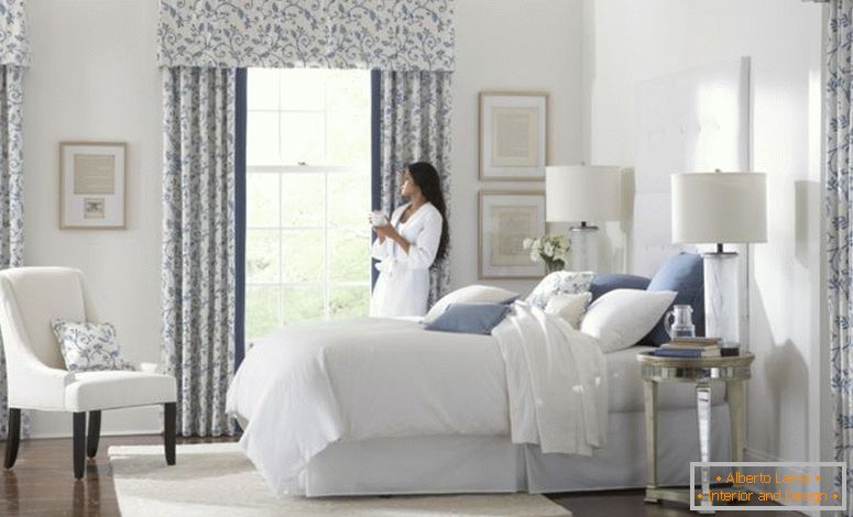 szép-fehér-kék-üveg modern tervezésű-ablak-függöny-háló-ötletek virág-motívum-karnis-vintage-függöny is felszerelt dupla éjszakai lámpa fehér-cover-ágy-matrac-fa- emelet-at-hálószoba-as-is-a-curta