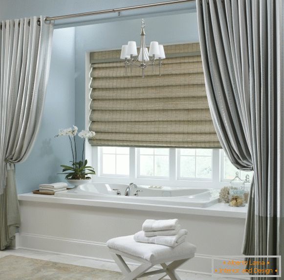 Szürke-kék függönyök a fűzőlyukakon - fotó a fürdőszobában