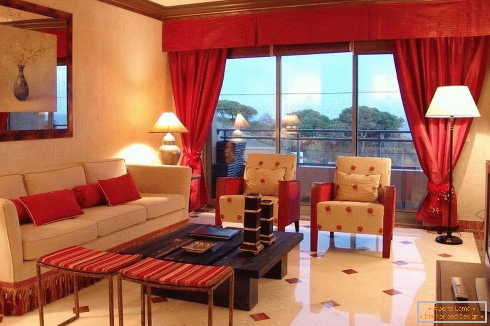 Bézs szoba piros függönyökkel