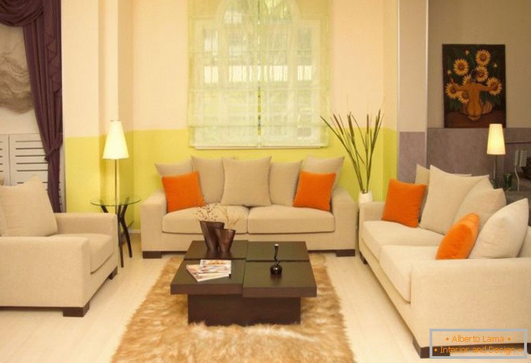 csábító-ablak-a-feng-shui-nappali-with-krém kanapék-és elegáns-asztal-on-barna szőnyeg