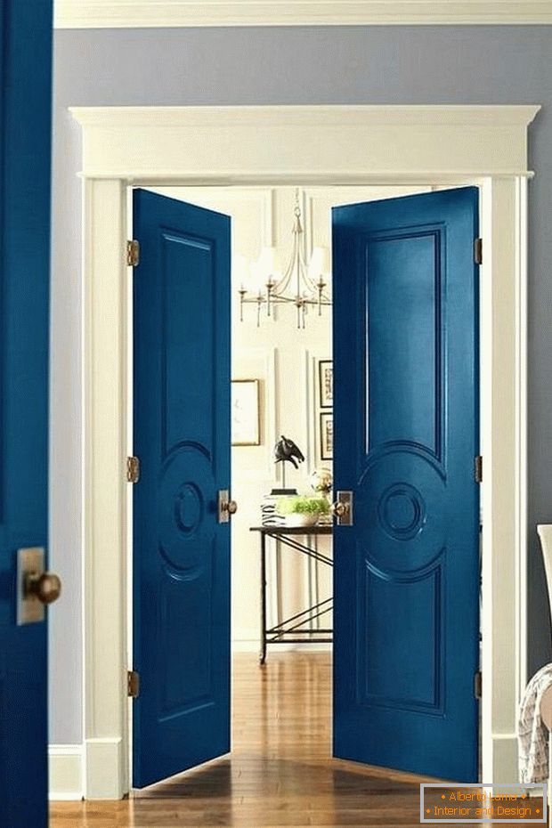 Kék ajtók a belső térben