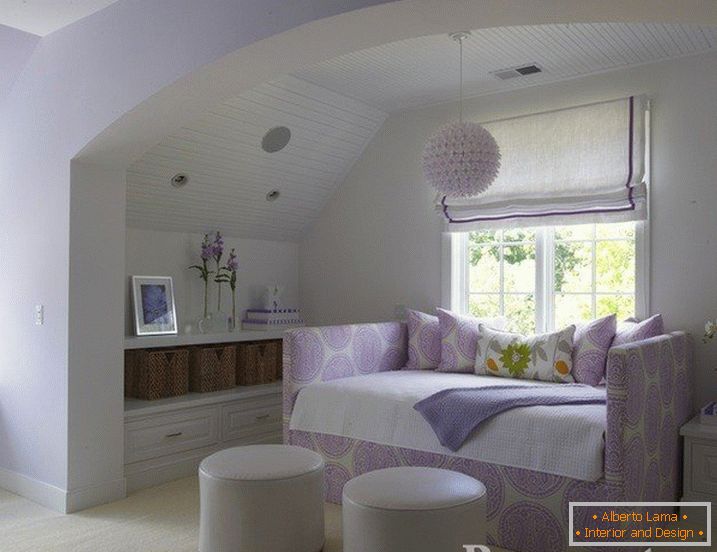 Hangulatos hálószoba lila-fehér színű ívvel