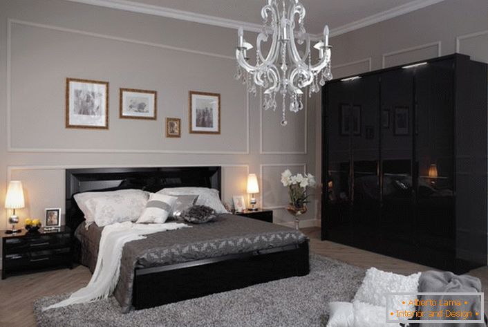 A hangulatos és elegáns hálószoba high-tech stílusban világos szürke színnel készült, kontrasztos fekete bútorokkal.