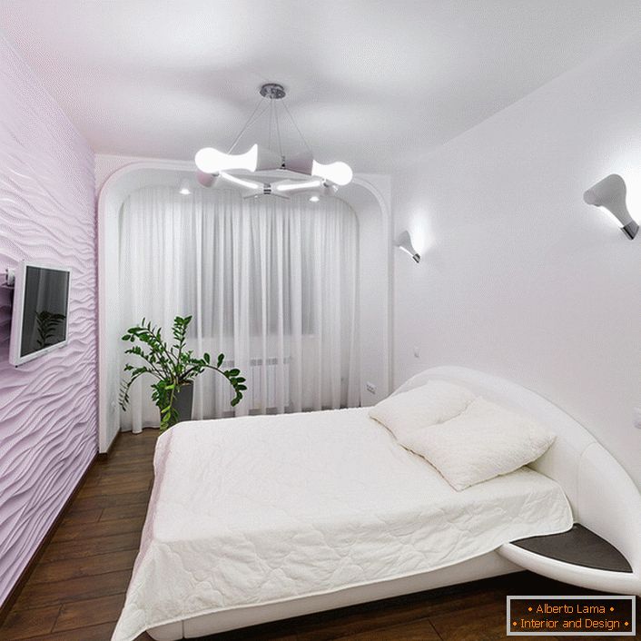 A hálószoba csúcstechnológiájú, puha világos színekkel, külön bútor nélkül.