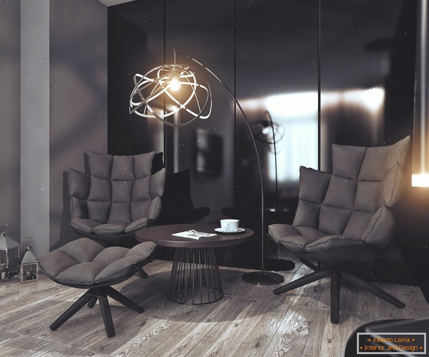 Fekete karosszék egy hálószobában egy lakásban egy sikeres agglegény számára Oroszországban