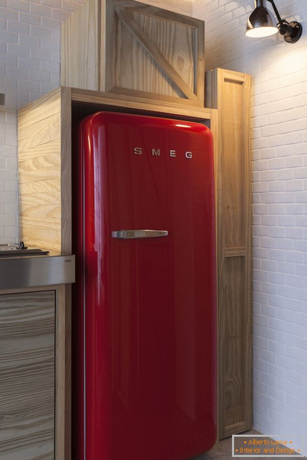 Piros hűtőszekrény egy kis lakás belsőépítészetében