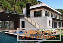 Modern építészet: Egy elegáns privát ház a Földközi-tenger partján Spanyolországban