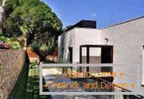 Modern építészet: Egy elegáns privát ház a Földközi-tenger partján Spanyolországban