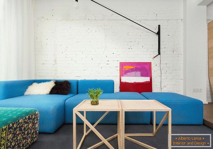 A skandináv stílusú szokatlan megoldás a gazdag kék színű, puha bútor