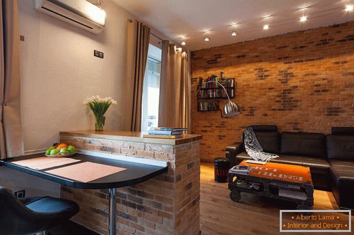 A lakóépületben egy egyszobás lakás kialakításánál a bézs meleg színeit használják. Egy családi meleg belsőben - szokatlan megoldás a padláshoz.