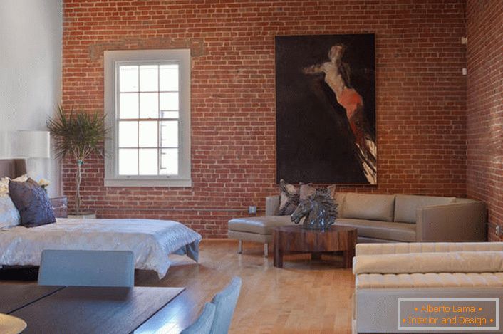 A falak téglából készülnek, a szigorú geometriai bútorok, a csendes színskála a padlástest jelenlétét jelzi. 