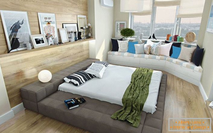 Egy érdekes megoldás a skandináv stílusú hálószobában egy kis kanapé az ablak alatt, fényes párnákkal díszítve. 