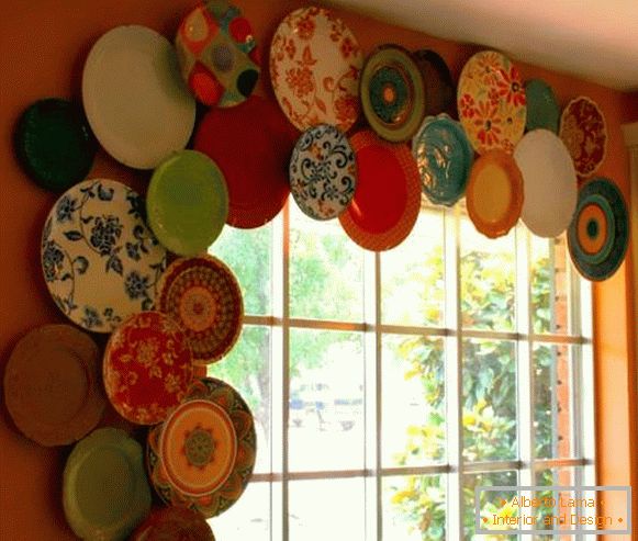 Dekoráció egy fal és egy ablak tányérok