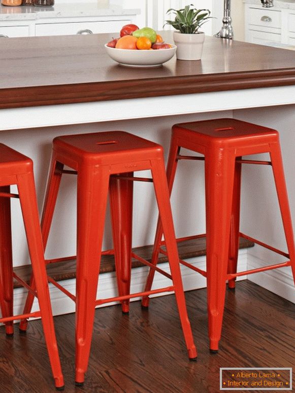 Яркие барные стульén в дизайне кухни