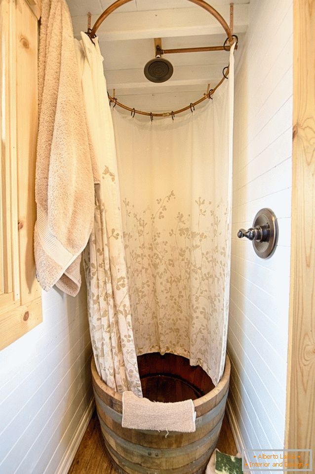 Fából készült zuhanyzó függönyökkel