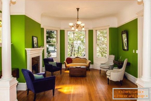 Zöld színű falak a nagy nappaliban