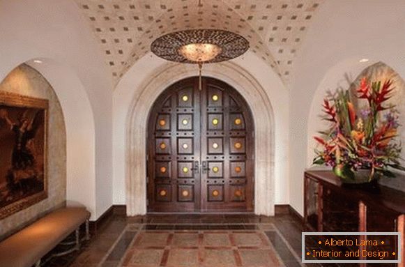 A ház és a bejárati ajtók a marokkói stílusban