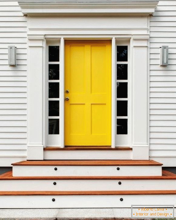 Fényes bejárati ajtó egy modern házhoz