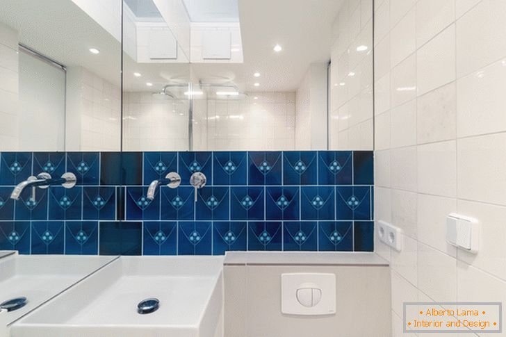 Kék csempe a falon a fürdőszobában