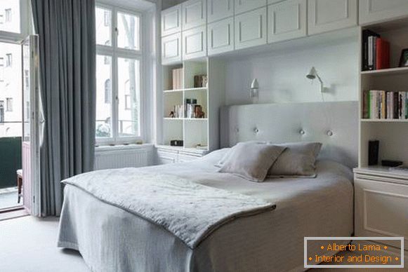 fehér hálószoba modern stílusban beépített bútorokkal