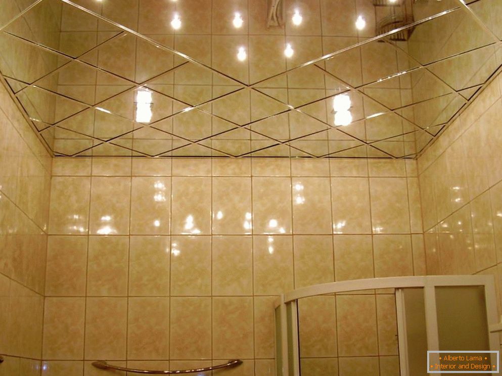 Tükör mennyezet a fürdőszobában