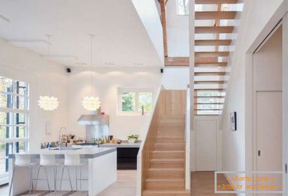 Design és konyha belsővel egy nagy házban, nagy ablakkal