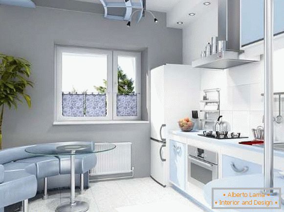 A kis konyha belseje egy magánházban - fehér és kék árnyalatú kivitelben