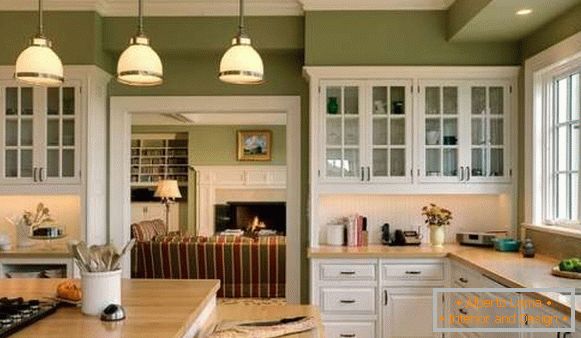 Design és belső konyha egy magánházban zöld tónusokkal