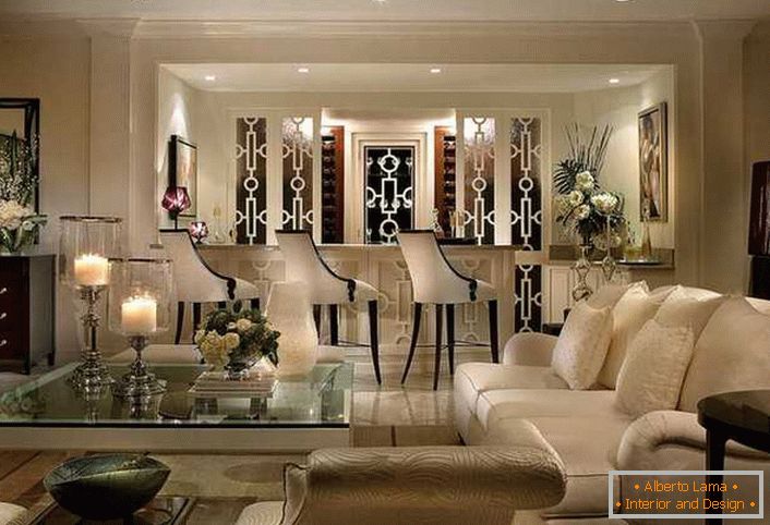 A mesterséges dekóst mérsékelten fenntartott stílust egy vidéki ház nagyméretű nappali díszítésére használták. Az elefántcsont színű bútorok és a wenge fa elemei egyetlen kompozícióban elegánsnak és felülmúlhatatlannak tűnnek. 