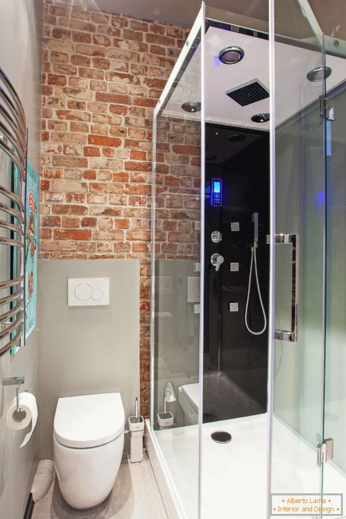 Fürdőszoba egy kis stúdióban a tetőtéri stílusban