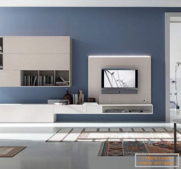A csarnok kialakítása a modern high-tech stílusban és fehér bútorokkal
