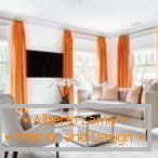 Narancssárga függönyök a világos nappaliban