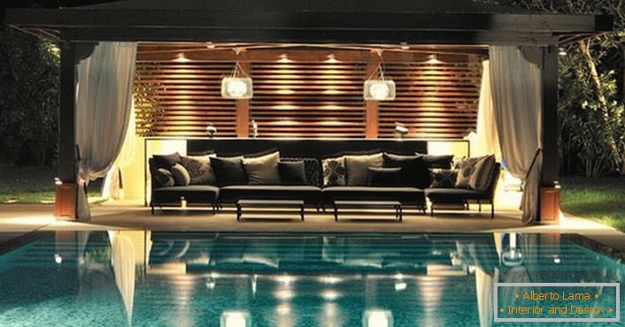 Arbor a high-tech poolside stílusában - kényelmes pihenés a modern belső térben.