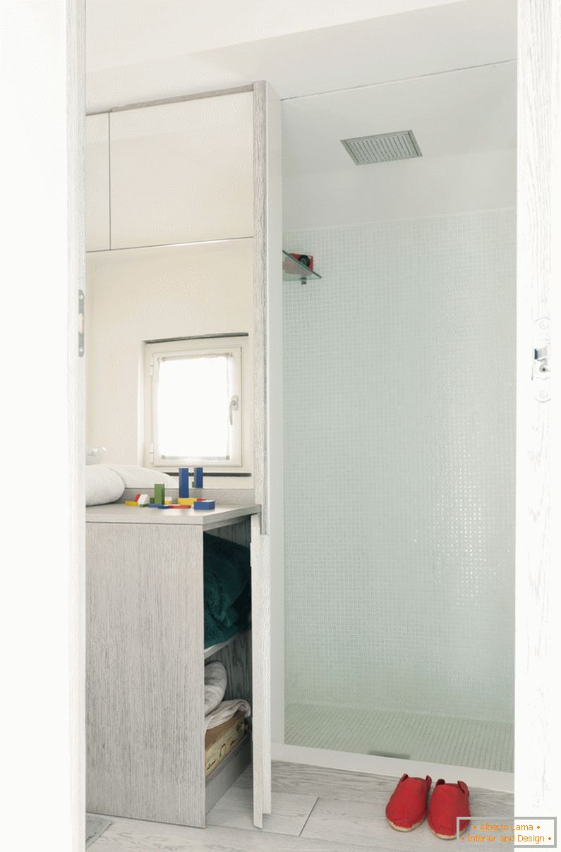 Fürdőszoba egy kis stúdió lakásban