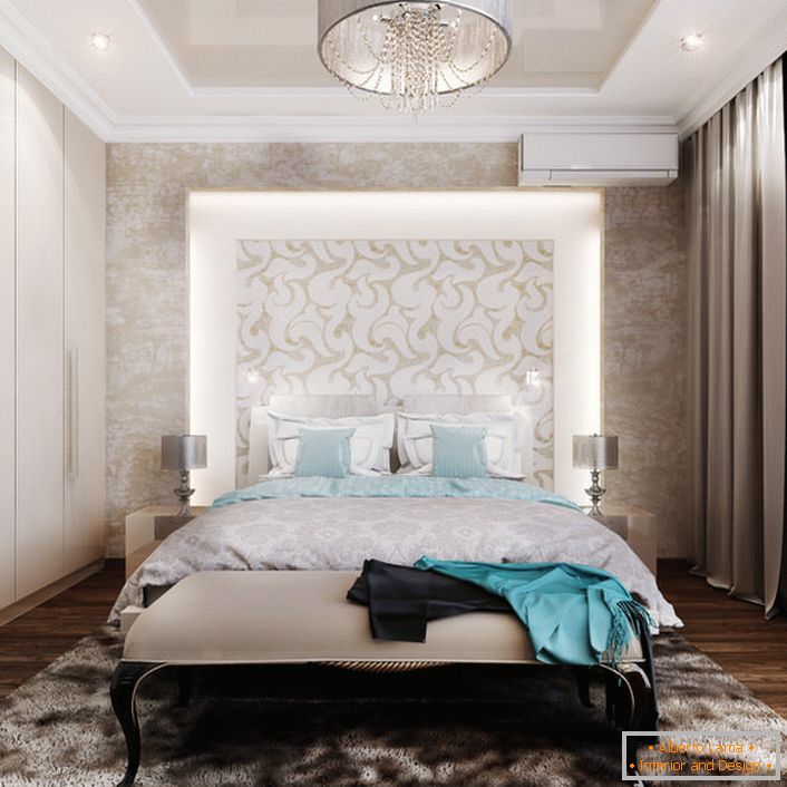A finom tervezési koncepció dekoratív, megvilágított panel az ágy fejében. Remek megoldás a rajongók olvasásához lefekvés előtt.