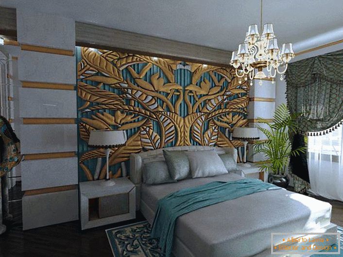 Az elegáns, exkluzív smaragd-arany panel az ágy fején egyesítve a szoba dekorációjának elemeivel. A hálószobában az art deco-royal apartmanok stílusa normális lakásban.