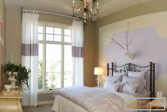 Fényes függönyök a hálószobában Provence stílusú fehér és lila színben