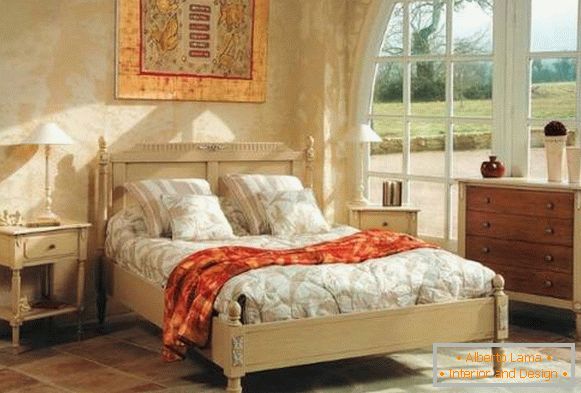 Ágy Provence stílusban és egyéb belső bútorokkal