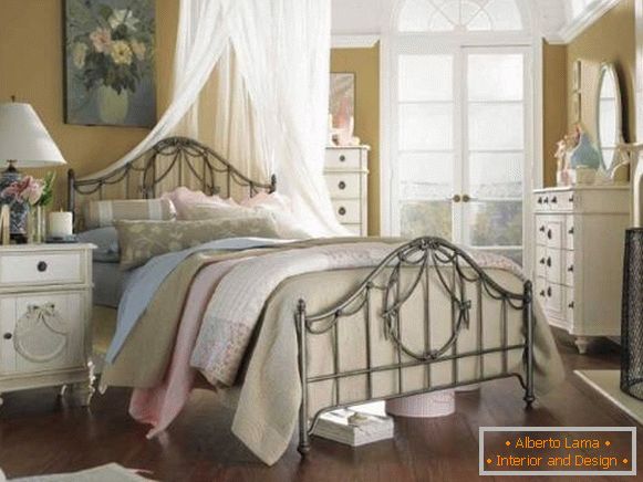 Kovácsolt ágy Provence stílusban a belső térben