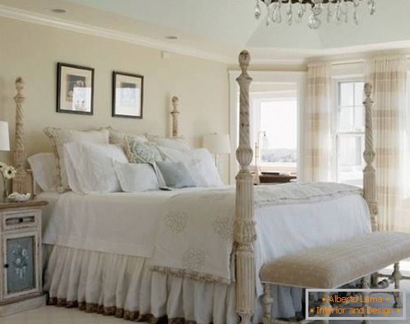 A hálószoba stílusa a shebbie elegáns egy nagy ágy oszlopokkal