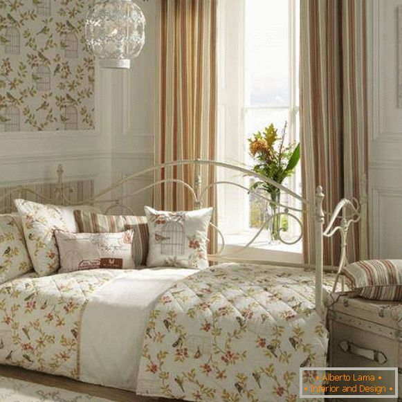 A hálószobának stílusos kialakítása elegáns elegáns kovácsoltvas kanapéval