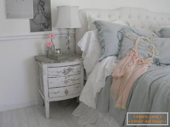 Hálószoba stílusában a cheby elegáns szürke, rózsaszín és fehér
