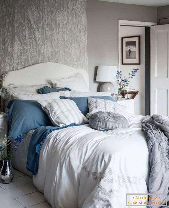 Shebbie elegáns hálószoba szürke falakkal, fehér és kék díszítéssel
