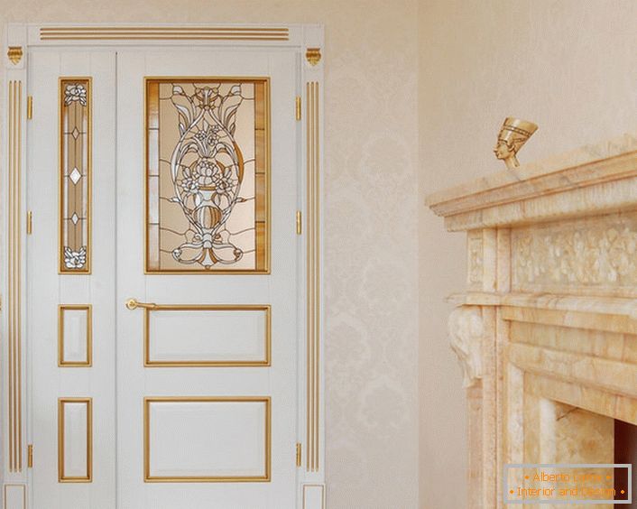 A szecessziós stílusú ajtók mérete meglehetősen visszafogott és kifinomult. A vászon fehér színe harmonikusan ötvözi az arany dekoratív részleteket.